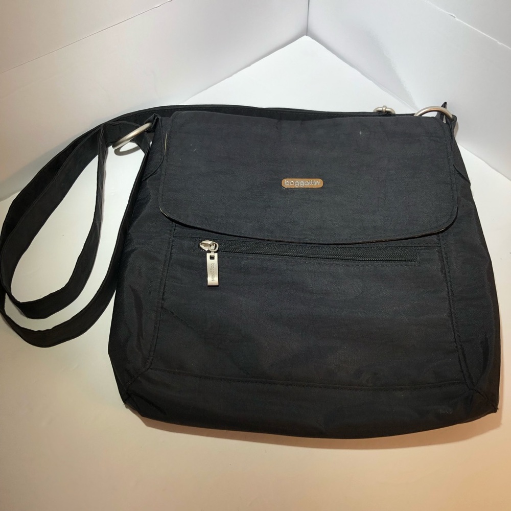 BAGGALLINI Black Crossbody Purse. EUC.